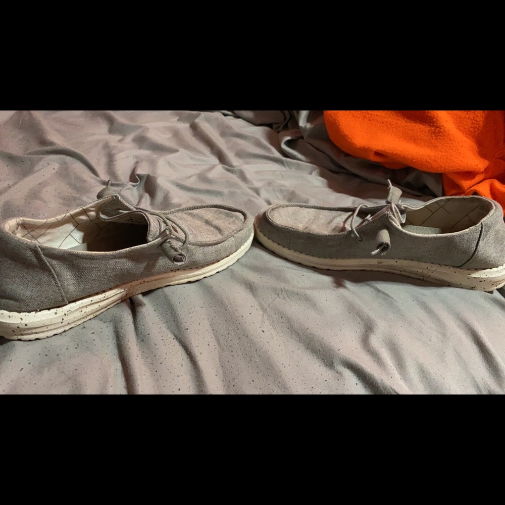 Woman’s size 8 hey dudes